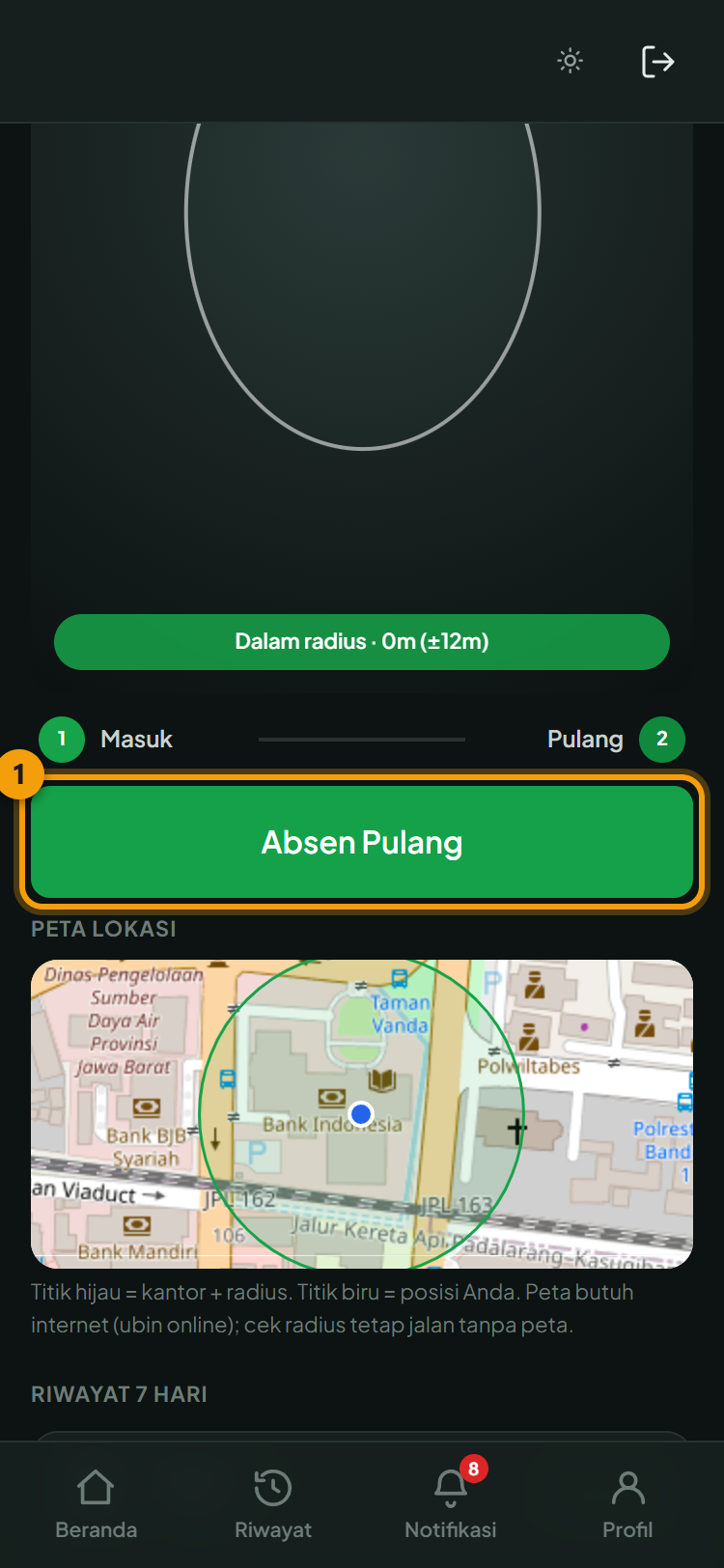 Saat sesi masih terbuka, ① tombol otomatis berubah menjadi Absen Pulang dan ② chip shift menandai sesi berjalan
