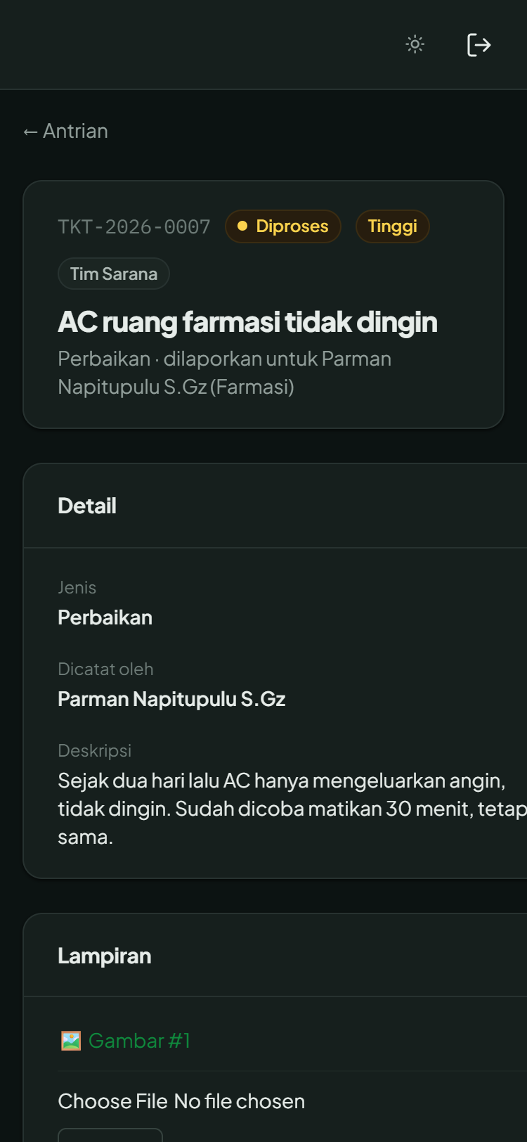 Detail tiket berisi uraian, lampiran, dan tombol penanganan